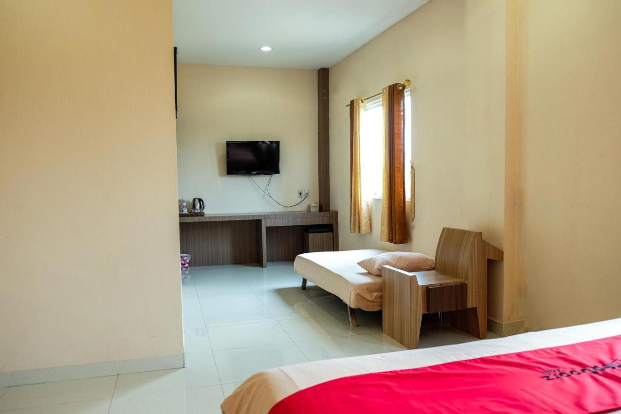 Reddoorz Plus Near Living World Pekanbaru Eksteriør billede